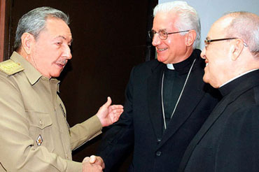 El presidente Raúl Castro da la mano al arzobispo Dionisio Garcia. Junto a ellos el cardenal Jaime Ortega