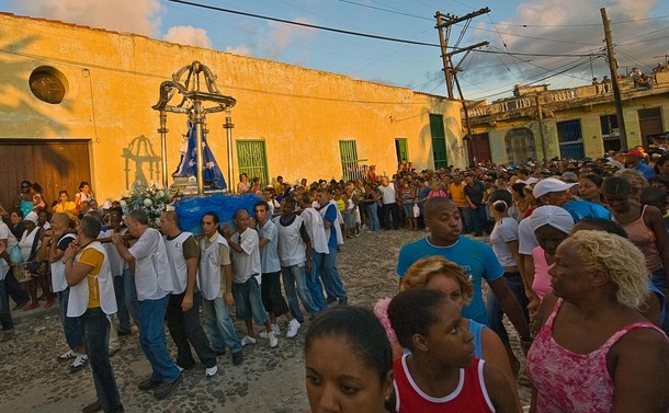 Seguidores de la Virgen de Regla durante la procesión