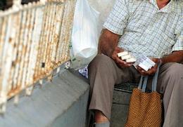 Un cubano retirado vendiendo cigarrillos en las calles de La Habana