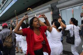Una mujer grita consignas revolucionarias durante un acto de repudio contra la manifestación de las Damas de Blanco.