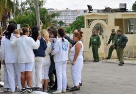 Las Damas de Blanco reclaman la libertad de los presos políticos con una protesta pacífica en la entrada de la prisión Combinado del Este, en La Habana