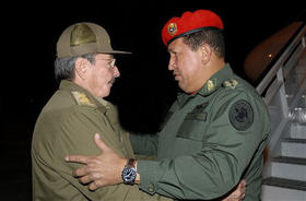 Raúl Castro despide al presidente de Venezuela, Hugo Chávez, en el aeropuerto. La Habana 21 de febrero de 2009. (AP)