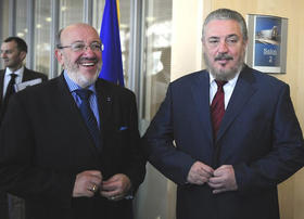 Louis Michel y Fidel Castro Díaz-Balart, el 17 de junio en Bruselas. (AFP)