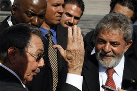 Raúl Castro despide a Lula en el aeropuerto de La Habana. (AP)