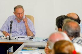 Fidel Castro preside una mesa de discusiones en el Centro de Investigaciones de la Economía Mundial, en La Habana.