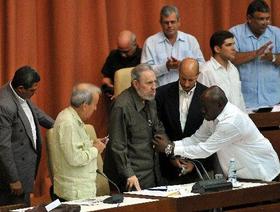 El ex presidente cubano Fidel Castro (centro) asiste el sábado 7 de agosto de 2010, en una sesión extraordinaria de la Asamblea Nacional del Poder Popular