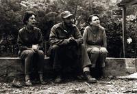 Fidel Castro (centro) en la Sierra Maestra en 1958, junto a las guerrilleras Celia Sánchez (izquierda) y Haydée Santamaría