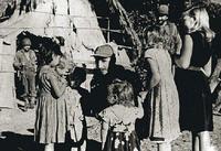 Fidel Castro junto a niños campesinos en la Sierra Maestra en 1958