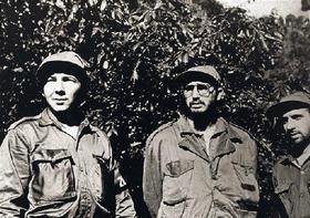 Fidel Castro (centro) junto a su hermano Raúl (izquierda) y René Ramos Latour (derecha), en la Sierra Maestra en 1958