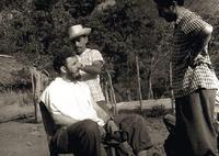 Un campesino le corta el cabello a Fidel Castro en El Naranjo en la Sierra Maestra, en 1958