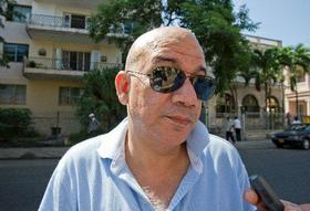 Juan Juan Almeida a la salida de la oficina de inmigración en La Habana
