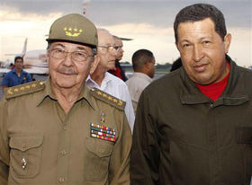 Raúl Castro y Hugo Chávez. (AP)