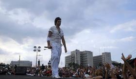 El cantante colombiano Juanes participa en el Concierto por la Paz en La Habana.