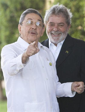 Raúl Castro y el mandatario anfitrión, Luis Inacio Lula da Silva, en la Cumbre latinoamericana de Brasil. (AP)