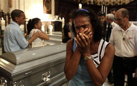 Cientos de cubanos dieron el último adiós al sacerdote Mariano Arroyo en la Catedral de La Habana. 17 de julio de 2009. (AP)