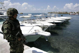 Un soldado vigila lanchas confiscadas. Isla Mujeres, México. (AP)
