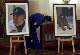 Fotos de Castro en la exposición inaugurada el 12 de agosto de 2009. (AP)