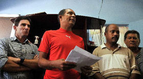 El opositor cubano Darsi Ferrer (centro) habla en La Habana en nombre de un grupo de disidentes que divulgaron diversas cartas en que solicitan apoyo.