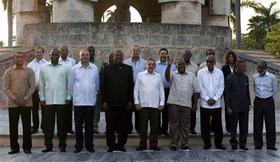 Raúl Castro posa para la foto oficial junto a los presidentes de los países del Caricom, el 7 de diciembre en La Habana. (AP)