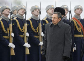 Raúl Castro durante la ceremonia de recibimiento en Moscú. Rusia, 28 de enero de 2009. (AP)