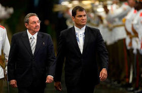 Raúl Castro y el presidente de Ecuador, Rafael Correa. Palacio de la Revolución, La Habana, 8 de enero de 2009. (AP)
