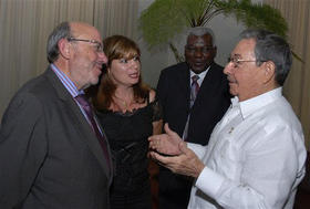 Raúl Castro y el comisario europeo, Louis Michel. (AP)