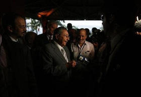 Raúl Castro habla con la prensa a su llegada a Costa do Sauipe, Brasil. (Yahoo)