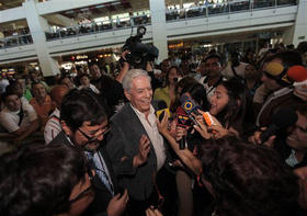 Es escritor Mario Vargas Llosa, al centro, tras arribar al aeropuerto Simón Bolivar. Maiquetia, Venezuela, 27 de mayo de 2009. (AP)