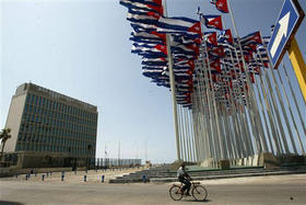 Monte de banderas frente a la Sección de Intereses de Estados Unidos. La Habana, 27 de julio de 2009. (AP)