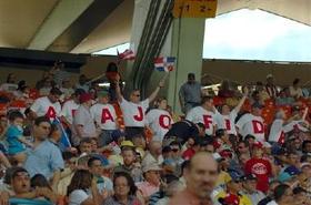 Aficionados exhiben un cartel durante el juego contra República Dominicana