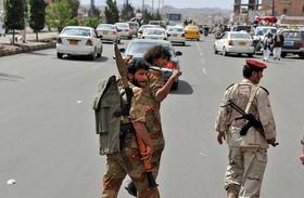 Fuerzas del Ejército yemení patrullan la calle luego de un ataque en el palacio presidencial en Saná