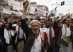 Un grupo de manifestantes antigubernamentales grita consignas durante una protesta el miércoles exigiendo la salida del presidente yemení, Ali Abdullah Saleh