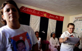 Laura Pollán (dcha.), portavoz de las Damas de Blanco, lee un comunicado, La Habana, 17 de marzo de 2009. (AP)
