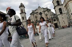Damas de Blanco caminan por la Plaza de la Catedral, La Habana, 18 de marzo de 2009. (AFP)