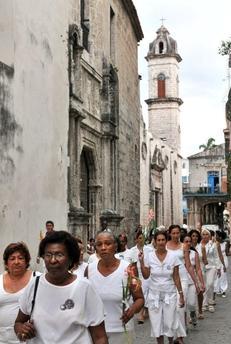 Damas de Blanco caminan por los exteriores de la Plaza de la Catedral, La Habana
