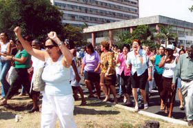 Partidarios del régimen le gritan a las Damas de Blanco en las afueras del Tribunal Supremo de La Habana, 19 de marzo de 2009.