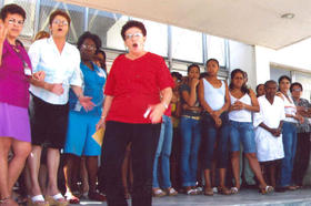 Partidarios del régimen le gritan a las Damas de Blanco en las afueras del Tribunal Supremo de La Habana, 19 de marzo de 2009.