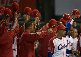 El equipo Cuba celebra la victoria 16x4 ante México, México, DF, jueves, 12 de marzo de 2009. 