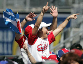 Aficionados animan al equipo Cuba en el partido contra Japón, San Diego, California, 15 de marzo de 2009, 