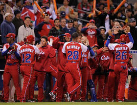 El equipo Cuba celebra la victoria 7x4 frente a México, San Diego, 16 de marzo de 2009