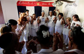 Damas de Blanco rezan durante una reunión en La Habana, 17 de marzo de 2009