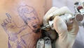 El grafitero cubano El Sexto se tatúa imagen de Payá