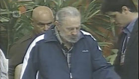Fidel Castro asiste a la sesión final de VI Congreso del PCC